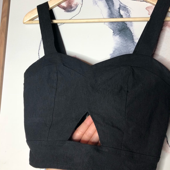 🌴BLACK KEYHOLE CROP TOP W/THICK STRAPS AND ZIPPER - Picture 2 of 5